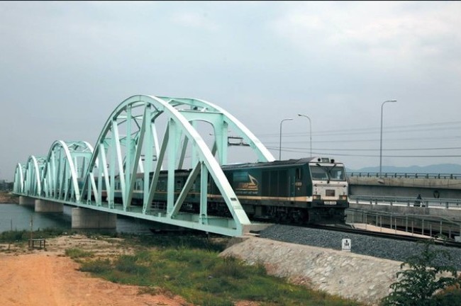 Nâng vận tốc đường sắt bình quân lên 80 - 90 km/giờ Nâng vận tốc đường sắt bình quân lên 80 - 90 km/giờ