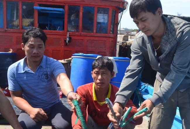 Ba ngày, hai tàu cá báo bị tàu Trung Quốc tấn công Dây hơi bị phía Trung Quốc chặt phá