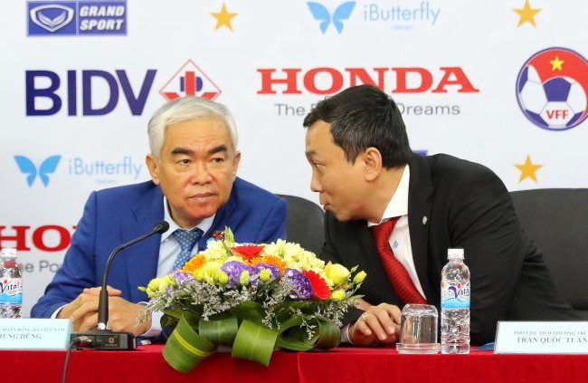Chủ tịch, phó chủ tịch VFF bị tố nhận hối lộ Chủ tịch VFF Lê Hùng Dũng (trái) và phó chủ tịch VFF Trần Quốc Tuấn