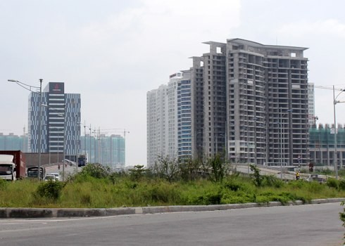 Đòn bẩy chính sách không phải chiếc đũa thần cho bất động sản Các chuyên gia tin rằng Luật Nhà ở, Kinh doanh Bất động sản sửa đổi sắp có hiệu lực ngày 1/7/2015 cần thêm khoảng thời gian tối thiểu gần một năm nữa để thẩm thấu vào thực tế; nhiều khả năng thị trường sẽ chững lại một nhịp để chờ đợi các thông tư hướng d