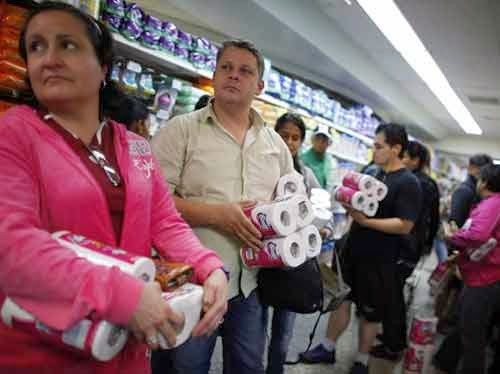 Những cuộc siêu lạm phát tồi tệ nhất trong lịch sử Người dân Venezuela đổ xô đi mua giấy vệ sinh tránh trường hợp khan hiếm hàng