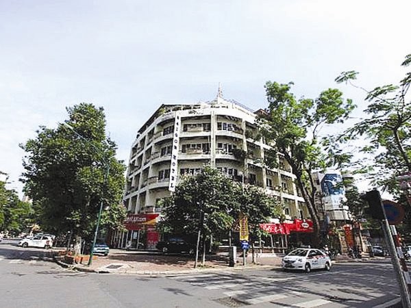 Những kẽ hở “rơi” vốn nhà nước Khách sạn thương mại Sài Gòn nằm tại vị trí đắc địa tại Hà Nội, trên một diện tích đất 1.000 mét vuông.