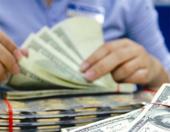 Khẩu vị khối ngoại Tỷ giá đồng Việt Nam - đô la Mỹ không phải là câu chuyện đầu môi cho đến tháng 12 năm ngoái khi cơn trượt dốc của giá dầu thô quốc tế khởi động và trùng hợp cùng với nó là sự mất giá của hàng loạt đồng tiền chủ chốt so với đô la Mỹ. Trong suốt thời gian ấ