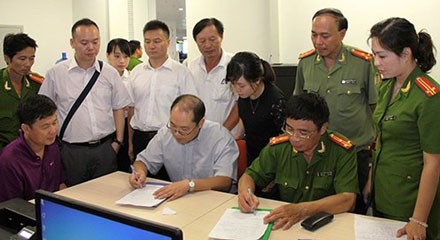 Cục trưởng Cục Điện lực Trung Quốc nhận hối lộ sa lưới tại Việt Nam Đối tượng Yin Wen Sheng (áo tím) cùng hồ sơ, tài liệu được cơ quan chức năng Việt Nam bàn giao cho phía Trung Quốc.