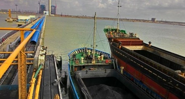 Khoáng sản “tự ăn thịt mình” EVN đã phải đầu tư một cảng biển lớn để nhập than cho cụm Nhà máy nhiệt điện Duyên Hải - Ảnh: Mạnh Quân
