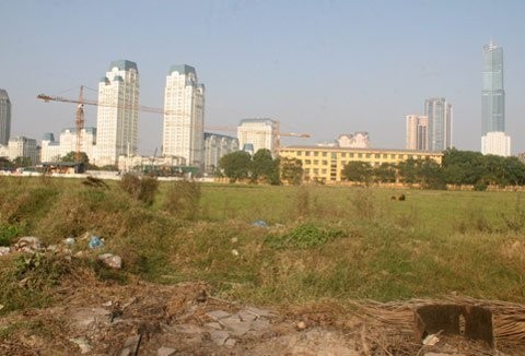 Tháp dầu khí cao nhất Việt Nam: Biểu tượng 1 tỷ USD “chết yểu“ Hơn 4 năm trôi qua, dự án hiện vẫn là bãi cỏ hoang nằm trong lòng khu đất vàng của thành phố Hà Nội.