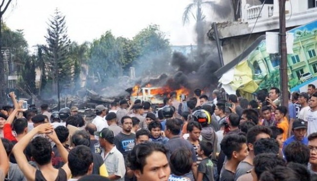 Máy bay Indonesia rơi trúng khách sạn, ít nhất 30 người chết Máy bay Indonesia rơi trúng khách sạn, ít nhất 30 người chết
