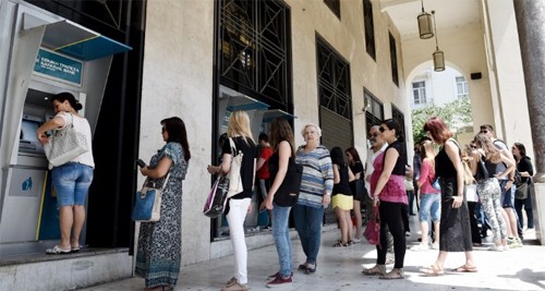 Hy Lạp đóng cửa ngân hàng, thị trường chứng khoán Dòng người xếp hàng rút tiền tại ATM những ngày cuối tuần, trước nguy cơ đất nước vỡ nợ đang cận kề. Ảnh: CNN