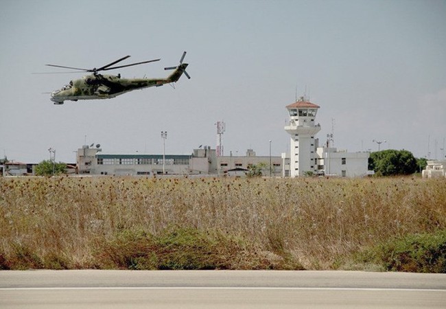 Bay trên trực thăng Mi-24 tuần tra căn cứ không quân Nga ở Syria Trực thăng Mi-24 Cá sấu đang bay tuần tra bảo vệ căn cứ - Ảnh: RIA