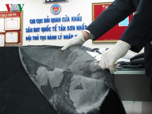 Bóc gỡ thủ đoạn giấu cocaine trong miếng lót chăn, áo khoác qua sân bay Bóc gỡ thủ đoạn giấu cocaine trong miếng lót chăn, áo khoác qua sân bay