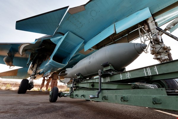 Clip cận cảnh cách “thú mỏ vịt” Su-34 ném bom đánh IS Clip cận cảnh cách “thú mỏ vịt” Su-34 ném bom đánh IS