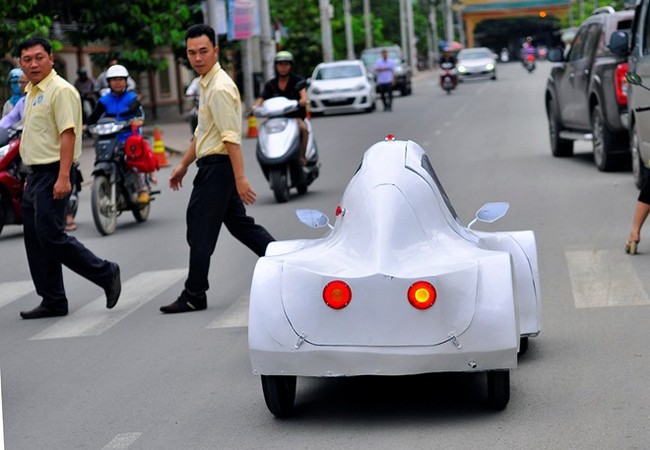 Sinh viên Đồng Nai chế tạo xe chạy 200 km chỉ hết 1 lít cồn Sinh viên Đồng Nai chế tạo xe chạy 200 km chỉ hết 1 lít cồn