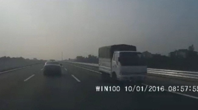 Clip xe tải phóng ngược chiều trên cao tốc 120 km/h Hà Nội - Hải Phòng Clip xe tải phóng ngược chiều trên cao tốc 120 km/h Hà Nội - Hải Phòng