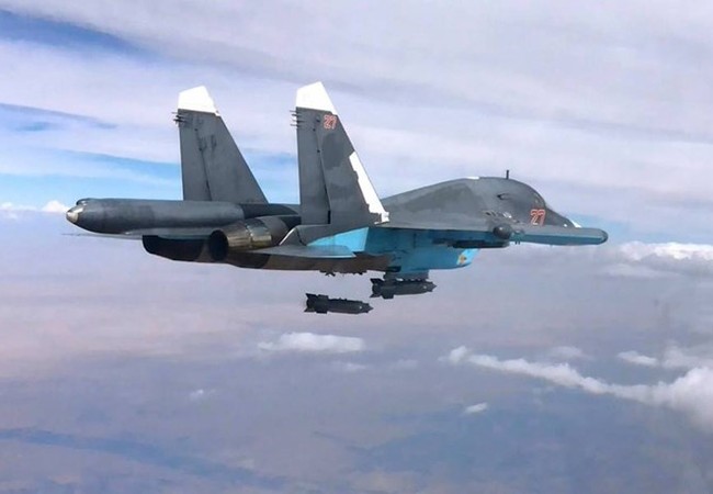 Thiết bị giúp máy bay Nga biến bom thường thành bom thông minh Máy bay ném bom Su-34 của Nga thả bom thông thường ở Syria, nhưng rơi chính xác vào mục tiêu như bom thông minh, nhờ có trang bị hệ thống SVP-24 trên máy bay - Ảnh: Bộ Quốc phòng Nga
