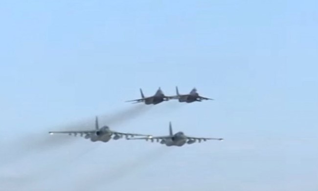Clip tiêm kích Syria hộ tống máy bay Nga ném bom khủng bố Clip tiêm kích Syria hộ tống máy bay Nga ném bom khủng bố