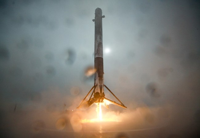 Clip tên lửa đẩy Falcon-9 đáp xuống dàn phóng ở biển thất bại Khoảnh khắc tên lửa đẩy Falcon-9 chuẩn bị hạ xuống dàn đáp ngoài biển Thái Bình Dương ngày 17.1.2016 (giờ Los Angeles) - Ảnh: SpaceX