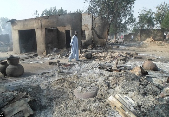 Video: Khủng khiếp tổ chức khủng bố Boko Haram thiêu sống cả trẻ em Video: Khủng khiếp tổ chức khủng bố Boko Haram thiêu sống cả trẻ em