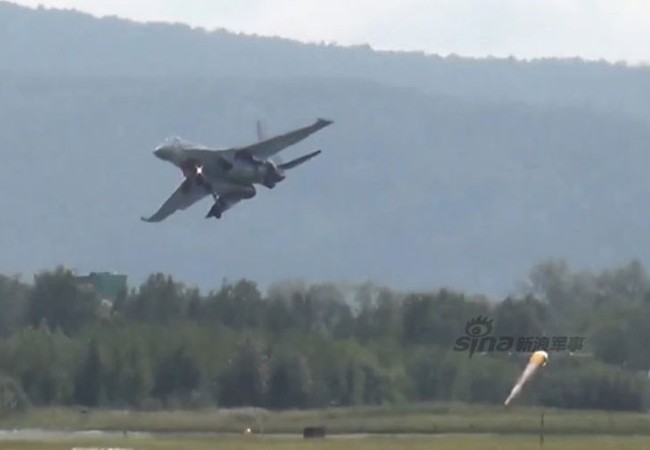 Video cú tiếp đất 'suýt chết' của Su-35 Nga Video cú tiếp đất 'suýt chết' của Su-35 Nga