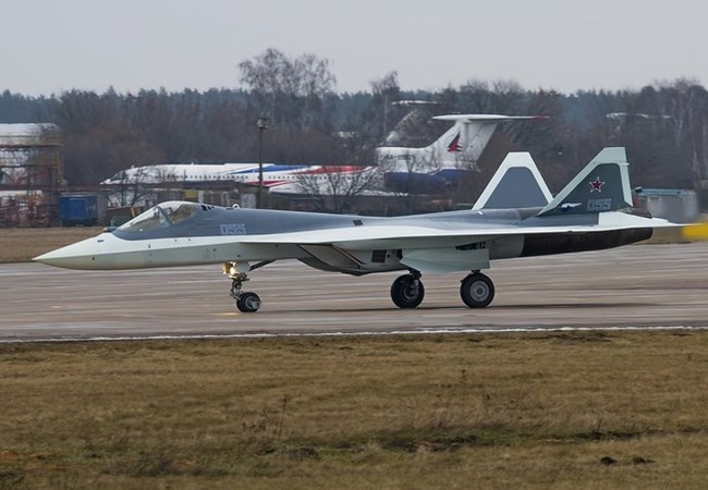 Giá tiêm kích tàng hình FGFA sẽ đắt gấp đôi Su-30MKI Một chiếc T-50 tại sân bay Zhukovsky, ngoại ô Moscow - Ảnh: russianplanes.net