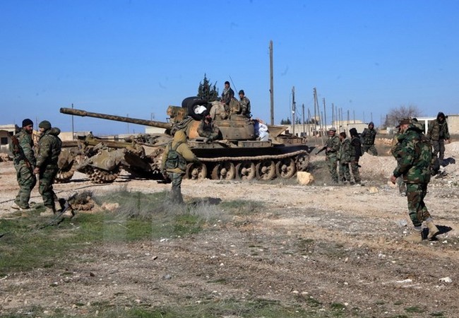 Quân chính phủ Syria dùng xe tăng cắt đường sống của phiến quân Quân đội chính phủ Syria tại một chốt kiểm soát ở thành phố Ain al-Hanash, miền đông Syria. (Ảnh: AFP/TTXVN)