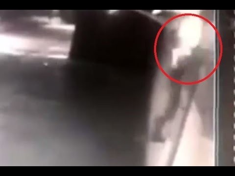 Chết cười cảnh trộm leo tường bị điện giật tóe khói Chết cười cảnh trộm leo tường bị điện giật tóe khói