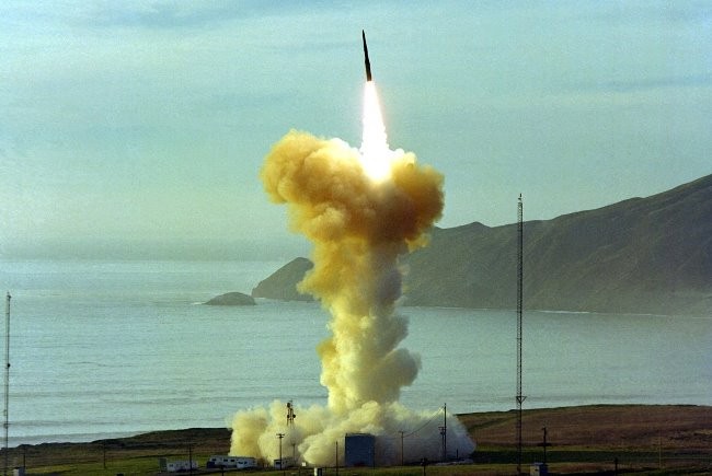 Video Mỹ thử tên lửa thị uy với Nga, Trung Quốc Một vụ phóng tên lửa Minuteman III của Mỹ.