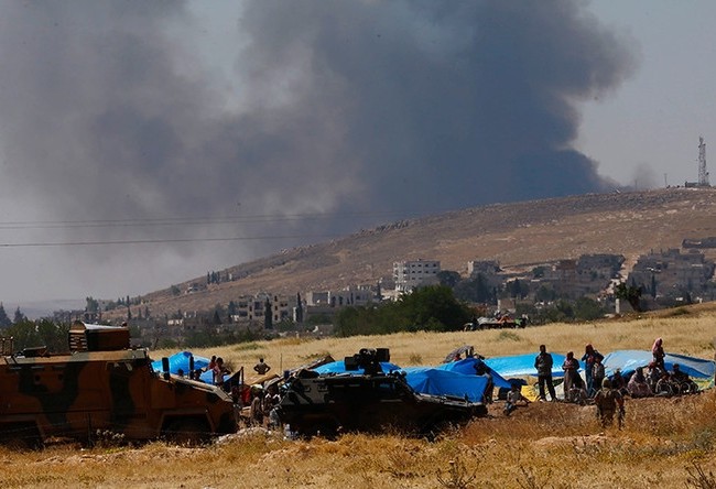 Cận cảnh xe tăng, pháo binh Thổ Nhĩ Kỳ dàn trận sát biên giới Syria Lực lượng Quân đội Thổ Nhĩ Kỳ tại khu vực biên giới với Syria (Ảnh: Murad Sezer/Reuters)