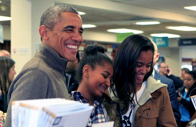 Obama bất ngờ tiết lộ dự định riêng sau khi về hưu Obama và hai con gái.