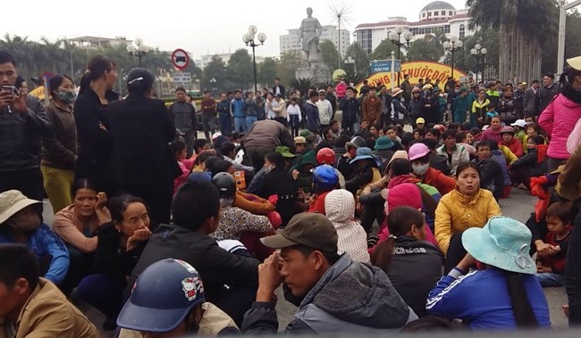 Video Ngày thứ bảy dân vây trụ sở UBND tỉnh Thanh Hoá đòi “trả lại biển“ Ngư dân tập trung trước trụ sở UBND tỉnh....