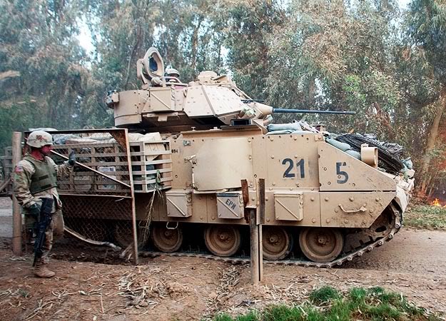 Video thiết giáp Bradley của Arab Saudi bị diệt bằng cách nào ? Video thiết giáp Bradley của Arab Saudi bị diệt bằng cách nào ?