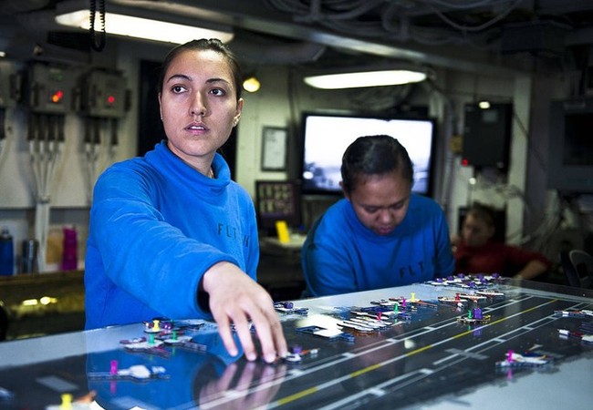 Video Chiếc bàn cầu cơ trên tàu sân bay Mỹ Bàn Ouija trong phòng điều khiển trên tàu sân bay USS John C. Stennis - Ảnh: Hải quân Mỹ