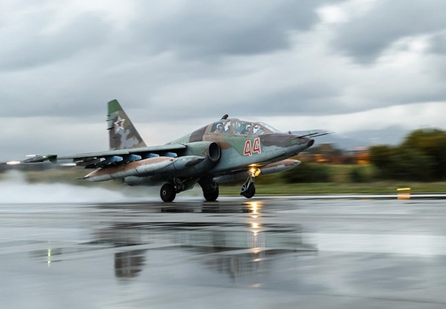 Video thêm tốp máy bay Su-25, Il-76 rời Syria về Nga Máy bay tấn công mặt đất Su-25 cất cánh khỏi Hmeymim, Syria về Nga sáng 16.3.2016 - Ảnh: Bộ Quốc phòng Nga