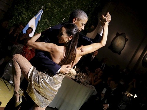 Video Tổng thống Obama nhảy Tango điệu nghệ cùng vũ công xinh đẹp Tổng thống Obama sánh đôi cùng nữ vũ công xinh đẹp trong tiệc chiêu đãi chính thức ở Bueno Aires.
