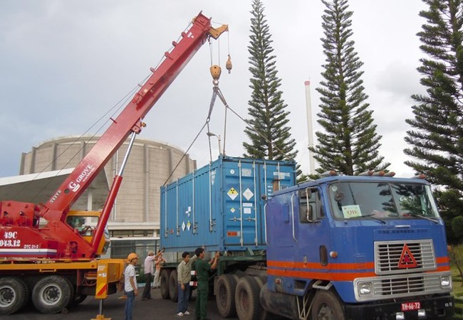 Việt Nam thuộc 59 nước có khả năng về vũ khí hạt nhân? Vận chuyển số uranium đợt 2 từ lò phản ứng Đà Lạt về sân bay Biên Hòa để đưa trả sang Nga, ngày 3.7.2013 - Ảnh: IAEA