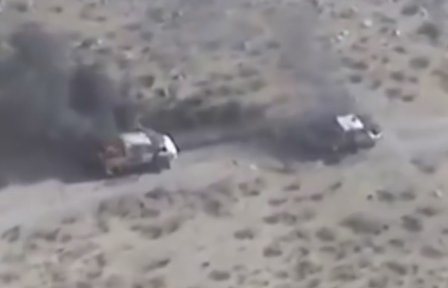 Video trực thăng Apache của Arab Saudi hủy diệt đoàn xe của phiến quân Huthis Video trực thăng Apache của Arab Saudi hủy diệt đoàn xe của phiến quân Huthis