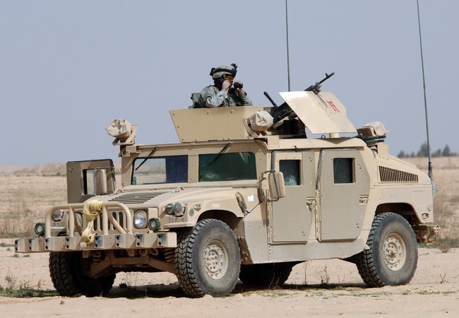 Video Ba xe quân sự rơi xuống đất tan nát khi thả dù xe Humvee