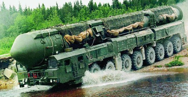 Vì sao Mỹ không có tên lửa liên lục địa trên bệ phóng di động? Tên lửa liên lục địa Topol của Nga trên bệ phóng di động - Ảnh: Bộ Quốc phòng Nga