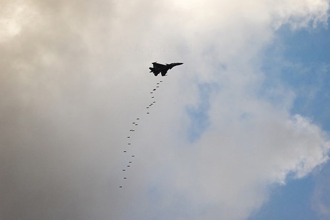 Video Su-30MKI Ấn Độ thả 26 quả bom cùng lúc Su-30MKI của Ấn Độ thả cùng lúc 26 quả bom, ngày 18.3.2016 - Ảnh: bmpd/Angad Singh