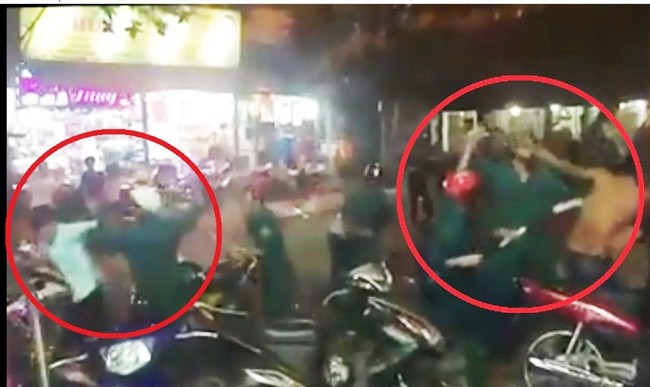Video Tạm đình chỉ 6 dân quân dùng dùi cui đánh người Hình ảnh nhóm dân quân dùng dùi cui đuổi đánh các thanh niên. Ảnh cắt từ clip.