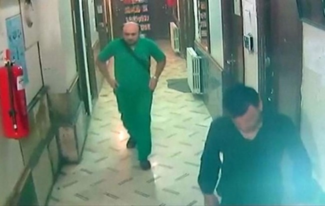 Rùng mình với clip ghi thời điểm bom rơi vào bệnh viện ở Syria Hình ảnh cho thấy bác sĩ Muhammad Maaz (áo xanh) đang còn sống, ngay trước lúc bom rơi (Nguồn: Telegraph)