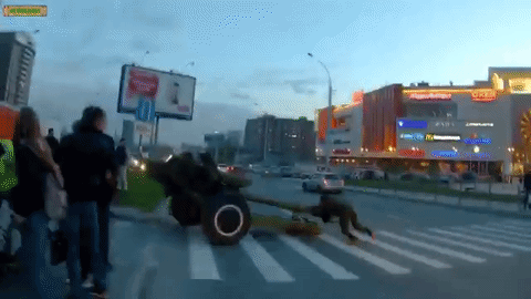 Video hy hữu pháo tuột khỏi xe khi chuẩn bị diễu binh Video hy hữu pháo tuột khỏi xe khi chuẩn bị diễu binh