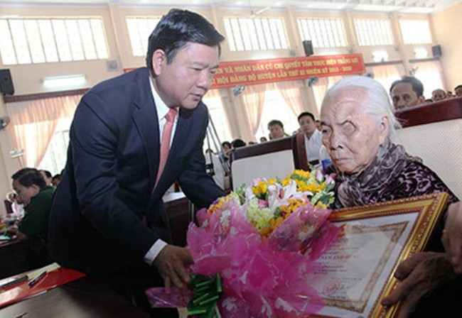 Bí thư Đinh La Thăng: “Tôi suýt khóc vì tâm sự của mẹ VNAH” Bí thư Đinh La Thăng trao bằng chứng nhận Mẹ VNAH cho mẹ Võ Thị Mượt ngày 26-4 tại Củ Chi - Ảnh: HOÀNG GIANG