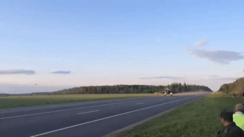 Video MiG-29 không quân Belarus cất, hạ cánh trên quốc lộ Video MiG-29 không quân Belarus cất, hạ cánh trên quốc lộ