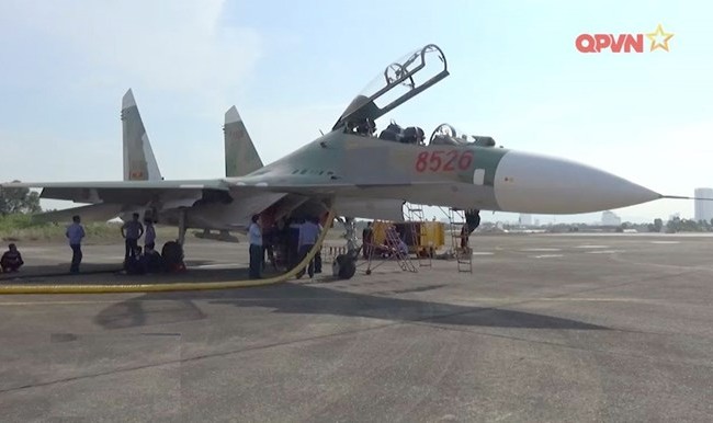Báo Nga đưa tin Việt Nam tự sửa chữa tiêm kích Su-27, Su-30 Tiêm kích Su-30MK2 tại Nhà máy A32, Đà Nẵng - Ảnh: clip QPVN