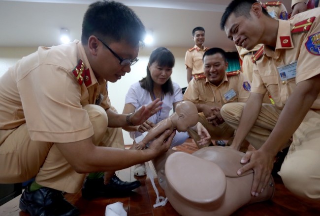 Video: Cảnh sát giao thông Hà Nội học đỡ đẻ rơi trên đường CSGT Hà Nội thực hành đỡ đẻ trong tình huống khẩn cấp.