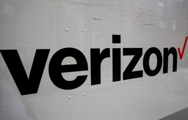 Verizon tuyên bố cân nhắc lại vụ mua Yahoo Logo của tập đoàn Verizon in bên sườn một chiếc xe tải tại thành phố New York, Mỹ - Ảnh: Reuters
