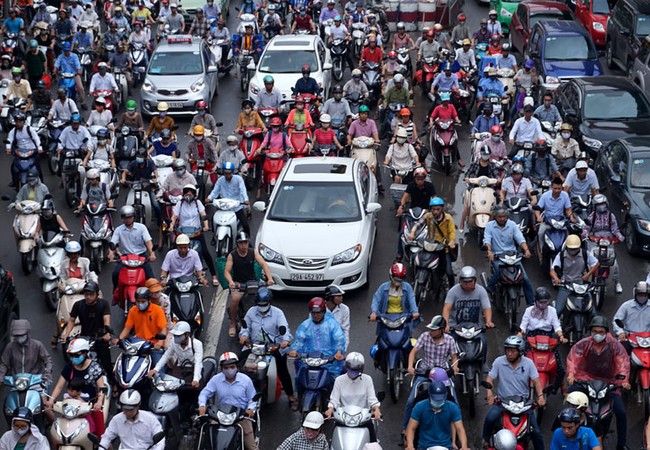 Hà Nội có 14 năm chuẩn bị trước khi cấm xe máy Phương tiện cá nhân tại Hà Nội gia tăng là một trong những nguyên nhân gây ùn tắc giao thông. Ảnh: Bá Đô.