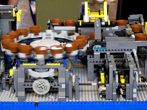 Cận cảnh cỗ máy phức tạp được lắp ghép từ lego Sự chuyển động nhịp nhàng khiến không ai có thể rời mắt được.