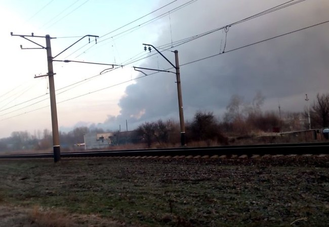 Cháy kho vũ khí lớn nhất Ukraine, hàng chục ngàn người phải sơ tán (video) Vụ cháy nhìn từ xa. Ảnh Sputnik