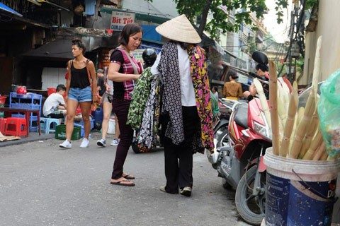 Du lịch sợ khách “Tàu”, sợ thanh tra Việt Bán hàng rong trong phố cổ Hà Nội. Nguồn: Internet